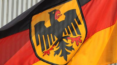 Symbolbild: Martin Schutt
Die Bundesdienstflagge darf nur von deutschen Bundesbehörden verwendet werden. Ein 37-jähriger Sulzbach-Rosenberger wollte das nicht einsehen. Er drehte deshalb während eines Polizeikontrolle dermaßen durch, dass die Polizisten nur noch den Kopf schütteln konnten.