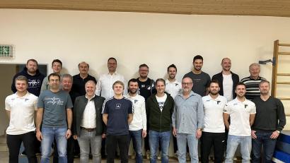 Bild: e
Der SV Kemnath wählt einen neuen Vorstand (hinten, von links): Matthias Simon, Michael Baumann, Georg Ott, Vorsitzender Johannes Gebert, Maximilian Gebert, Matthias Plank, Zweiter Vorsitzender Alexander Grill, Thomas Ott und Ernst Kumeth; vorn (von links): Markus Mai, Stadtrat Manfred Birner, Erwin Grill, Bürgermeister Marcus Eichenmüller, Dean Guzvanj, Markus Plössl, Thomas Escherl, Otto Bernklau, Andreas Hausmann, Andreas Plank und Manuel Rom.