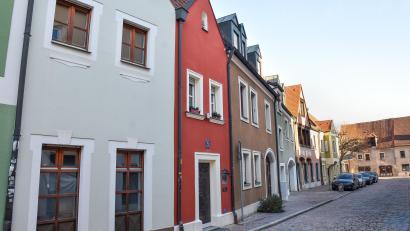 Bild: Stephan Huber
Das Ehhäusl in Amberg (rot verputzt) galt lange als "kleinstes Hotel der Welt".