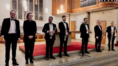 Bild: u
Am Sonntag, 21. Januar, gibt das Ärzte-Orchester Medical Brass um 17 Uhr in der Kirche St. Konrad in Ammersricht ein Benefizkonzert zugunsten der „Ärzte ohne Grenzen“. Gegründet wurde das Orchester von Professor Dr. Richard Feyrer (Dritter von rechts), einem gebürtigen Amberger.