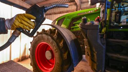 Symbolbild: Patrick Pleul/dpa
Für bäuerliche Familienbetriebe soll die Vergünstigung beim Agrardiesel weiter gelten. Das hat die SPD-Fraktion im Landtag vorgeschlagen. Eine komplette Rücknahme der staatlichen Kürzungen für Landwirte lehnt sie aber ab.