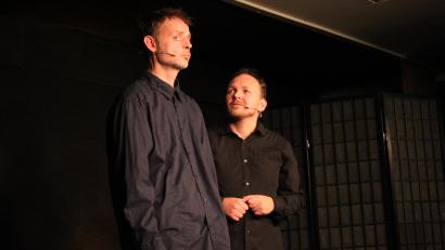 Bild: prh
Auf die beiden Großmeister des österreichischen Theaterkabaretts Robert Blöchinger und Roland Penzinger (von rechts) darf sich das Publikum der Futura-Kleinkunstbühne zum Saisonauftakt am 24. und 25. Februar freuen.