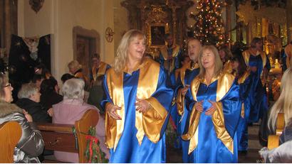 Bild: sei
Gute Laune bei den Sängern von „Hope and Joy“ und den Zuhörern in der Felixkirche in Neustadt. Der Chor tritt temperamentvoll auf und den Zuhörern wird es so warm beim mitklatschen,, dass sie teilweise sogar die Jacken ausziehen.