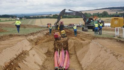 Bild: Tennet/exb
Das Bild stammt von Testläufen für das Verlegen der speziellen Kabel des Süd-Ost-Links mit einem Pflugverfahren. So ähnlich dürfte die Arbeit im ersten Schritt auch in der Oberpfalz aussehen.