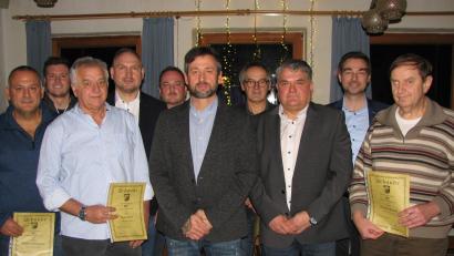 Richard Kammerer (Vierter von links) und Stephan Oetzinger (Zweiter von rechts) gratulieren den Geehrten. Andreas Mark (Zweiter von links) ist neuer Ehrenamtsbeauftragter beim VfB Mantel. Vorsitzender bleibt Stefan Neumann ((Dritter von rechts).