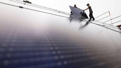 Bild: Oliver Berg/dpa
Handwerker montieren auf dem Dach eines Wohnhauses Solarmodule. Besonders in dieser Branche sind Arbeitskräfte gesucht.