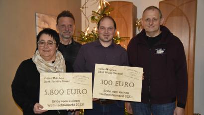Bild: dob
Bettina und Johannes Bauer (von links) übergeben zusammen mit Rudolf Grundler (Mitte) an Michael Sporrer aus Kirchenthumbach von der Organisation "Hilfe für Anja" die Spendensumme in Höhe von 6100 Euro.