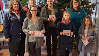Bild: BRK/exb
Die glücklichen Sieger der BRK-Aktion strahlen bei der Gewinnvergabe mit den Leiterinnen der Jugendarbeit im BRK Kreisverband Weiden und Neustadt/WN, Stephanie Busch (links) und Elisabeth Stenzel (hinten rechts).