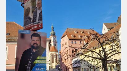 Bild: Tobias Gräf
Stefan Frank (unteres Plakat) will Michael Göth im Rathaus ablösen. Doch gleichzeitig hat er den Amtsinhaber im Wahlkampf nur mit Samthandschuhen angefasst.