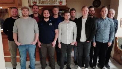 Bild: Martin Bauer/exb
Neuwahlen stehen beim 1. FC Schmidgaden auf der Tagesordnung. Das Bild zeigt (von links) Christian Meier, Florian Leitermann, Alexander Schmidl, Elias Hien, Thomas Zinger, Alexander Spindler, Manuel Polleti, Simon Böhm, Lukas Prem, Martin Bauer und Josef Schimmer.