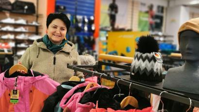 Bild: Portner
Nur fünf Prozent gefielen oder passten nicht: Bei Schuh-Sport-Meier in Oberviechtach hängt Alina Meier eine Winterjacke zurück an die Stange.