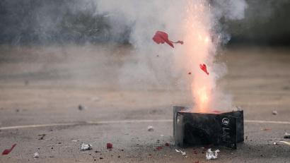 Symbolbild: Paul Zinken/dpa
Ein Sulzbach-Rosenberger zündete am 9. Januar in den Abendstunden eine Böllerbatterie, um Bauern bei ihrer Demonstration zu unterstützten. Doch das war illegal.