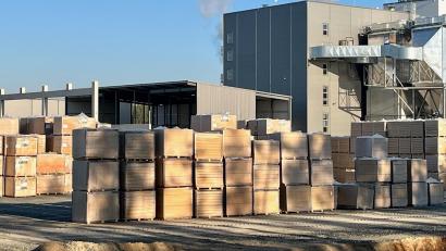 Bild: Gabi Schönberger
Das Ziegler-Dämmplattenwerk in Hütten. Vor den Toren liegt derzeit jede Menge ungenutztes Material.