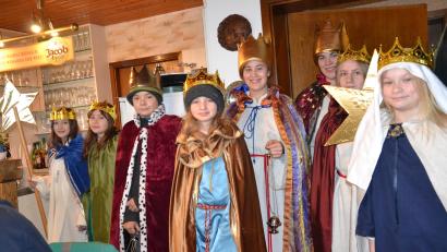 Bild: gi
Die Sternsinger von Heumaden statten auch der Feuerwehr einen Besuch ab und bitten um Spenden.