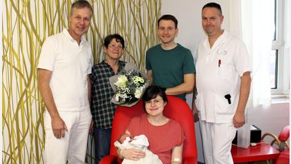 Bild: Marie Ehras/exb
Dieses Team brachte am Neujahrstag eine in mehrfacher Hinsicht bemerkenswerte Geburt zustande (von links): Chefarzt Christian Eberlein, Hebamme Elisabeth Jamison und Stationsleiter Christian Haubner freuen sich mit der jungen Familie.