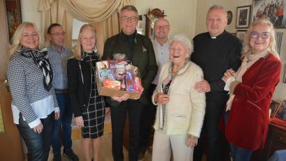 Bild: jr
Anna Bauer (Dritte von rechts) feierte ihren 90. Geburtstag. Der gebürtigen Thanhausenerin gratulierten (von links) Tochter Silvia mit Ehemann Gabriel, Tochter Iris, Bürgermeister Franz Stahl, Schwiegersohn Wolfgang sowie Tochter Eveline (von rechts) und Stadtpfarrer Georg Flierl.