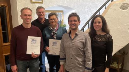 Bild: Landmaschinen Oppl/exb
Ehrung bei der Firma Oppl: Im Bild von links Gerhard Fröhlich, Seniorchef Helmut Oppl, Martina Oppl, Andreas Oppl (Inhaber) mit Ehefrau Julia.