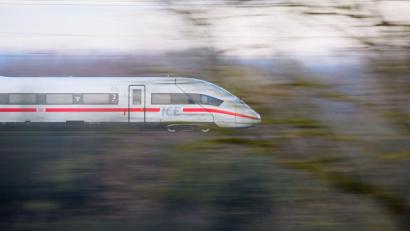 Symbolbild: Julian Stratenschulte/dpa
Die Deutsche Bahn hat ihre neuesten Planungsergebnisse für die Elektrifizierung zwischen Marktredwitz und Regensburg vorgestellt.