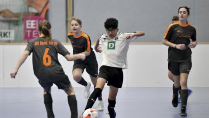 Archivbild: Hubert Ziegler
Bei den D-Junioren tritt auch der FC Amberg (helles Trikot) an.