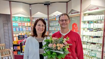 Bild: fpoz/exb
Apotheker Claus Nieberding (rechts) dankte Katrin Seidel.