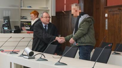 Bild: jut
Rechtsanwalt Andreas Lösche (links) begrüßt am letzten Verhandlungstag seinen Mandanten, den Schnaittenbacher, der unter anderem einen Polizisten mit einem improvisierten Flammenwerfer angriff.