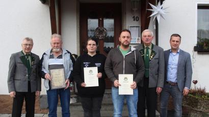 Bild: soj/exb
Bürgermeister Wolfgang Söllner (von rechts) und Vorsitzender Reinhold Schraml sowie Josef Bauer (von links) dankten den Geehrten Norbert Henschel, Nicole Wartinger und Thomas Plannerer.