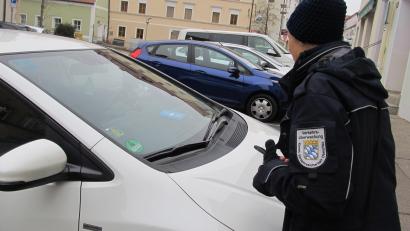 Archivbild: Bugl
Eine Mitarbeiterin der Kommunalen Verkehrsüberwachung kontrolliert die Parkscheiben in der Nabburger Altstadt. Die Stadt Nabburg setzt die Kommunale Verkehrsüberwachung vorerst für ein Jahr aus.