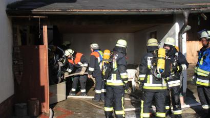 Bild: hd
Mit schwerem Atemschutz gingen Feuerwehrleute ins Gebäude und bekämpften den Brand.