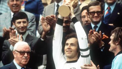 Archivbild: Hartmut Reeh/dpa
1974 gewann Franz Beckenbauer mit Bayern München den Europapokal und mit der Nationalelf den Weltmeistertitel (Foto). Beim Freundschaftsspiel wenige Wochen später in Tirschenreuth war er dann nicht dabei.