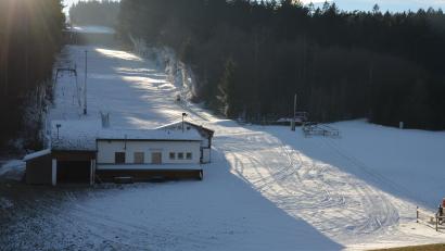 Bild: dob
In den vergangenen Tagen wurde der Abhang am Fahrenberg fleißig beschneit. Am Freitag öffnet der Lift, zumindest im unteren Teil des Liftbereichs. Ringsherum ist alles grün.