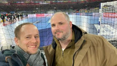 Bild: Prelle
Der HC Weiden war beim EM-Auftakt stark vertreten: 2. Vorsitzender Jannis Prelle (links) hatte für das Weltrekord-Spiel gegen die Schweiz eine Eintrittskarte ergattert. Mit dabei war auch der ehemalige HC-Spieler Stephan Döppl (rechts).