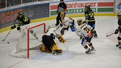 Archivbild: Andreas Brückmann
Im Hinspiel sorgten die River Rates aus Geretsried (weiße Trikots) für eine Überraschung in Amberg. Sie siegten mit 4:1.