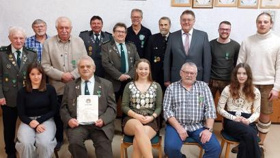 Bild: Willi Ertl
Der Schützenverein Eichenlaub Sorghof kürt seine neuen Würdenträger und Vereinsmeister (hinten, von links): Ehrenschützenmeister Alwin Kergl, Harry Platzer, Willi Herlitze, Schützenmeister Gressenwöhr Karl-Heinz Schöpf, Schützenmeister Eichenlaub Alfred Forster, Hans-Jürgen Hüttner, Schützenmeister Vilseck Georg Schmer, Bürgermeister Hans-Martin Schertl, Christoph Nutz und Jacob Nutz (Vereinsmeister Schützenklasse); vorn (von links): Mia Neubauer (Vereinsmeister Jugend), Karl-Heinz Meier (Verdienstkreuz Silber), Amelie Nutz Schützenkönigin, Peter Platzer (Schützenkönig aufgelegt) und Anna Ringelstetter (Jugendkönigin).