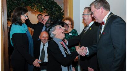 Bild: Stephan Huber
Gute Stimmung herrschte beim Neujahrsempfang der Stadt Amberg 2020 schon während des Defilees, bei dem die drei Bürgermeister immer die Gäste einzeln begrüßen.