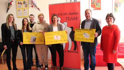Bild: prh
Durch die Übergabe von symbolischen Schecks überreichten Verbindungslehrkraft Christine Allertseder, Schülersprecherin Samira Porsch, Verbindungslehrer Bastian Lobinger und Schülersprecher Jonas Schnabel (von links) an Viola Vogelsang-Reichl (Dritte von rechts) und Holger Hassel (Zweiter von rechts) für den Verein Lichtblicke und das SOS-Kinderdorf. Der dritte Scheck ist für den ehemaligen Schüler Josef Schieder.