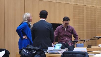 Bild: Würth, Wolfgang
Die drei Angeklagten beraten sich am Mittwochabend in einer Verhandlungspause.