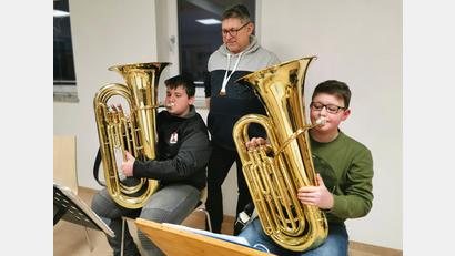 Bild: Portner
Michael Schlagenhaufer (links) und Matthias Gleißner aus der Gemeinde Niedermurach treffen sich zum gemeinsamen Unterricht an der Tuba. Diplom-Musiklehrer Stefan Karl hat einen Faschingshit aufgelegt. .