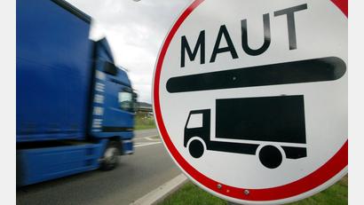 Symbolbild: Patrick Seeger/dpa
Ein Lkw fährt an einem Maut-Schild an der Autobahn vorbei.