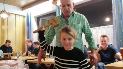 Bild: ATS Mitterteich/exb
Matthias Siller wurde bei den Spielrunden beim jüngsten Taubenmarkt im ATS-Heim von Paula, der Tochter eines Teilnehmers, unterstützt.