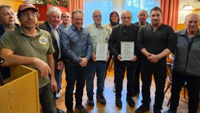 Bild: uz
Der Fischereiverein Weiden und seine beiden neuen Ehrenmitglieder.