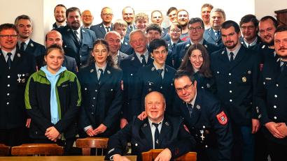 Bild: jml
Die Feuerwehr Hannersgrün ist ein eingespieltes starkes Team. Zurzeit laufen da schon die Vorbereitungen für das 140-jährige Jubiläum Mitte 2025. Nur der bisherige Kassenwart Ronald Dobner (sitzend) hat zum Jahreswechsel seinen Stuhl freigemacht.