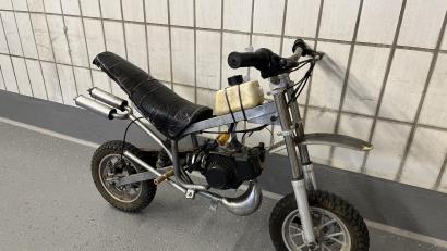 Bild: Polizei Schwandorf/exb
Mit diesem nicht versicherten Pocket-Bike sollte die Spritztour vor den Augen der Polizei unternommen werden.