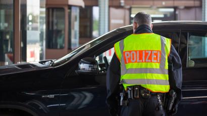 Symbolbild: Philipp von Ditfurth/dpa
Bei Kontrollen fanden Waidhauser Bundespolizisten drei verbotene Waffen bei Durchreisenden an der A 6.