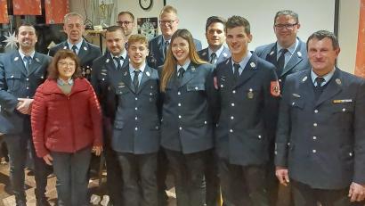 Bild: Weidner/exb
Fünf Mitglieder der Feuerwehr Wernberg werden bei der Jahreshauptversammlung für ihren langjährigen aktiven Dienst ausgezeichnet. Außerdem gibt es einige Beförderungen.