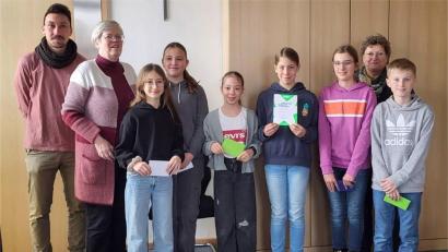 Bild: Georg Lang/exb
Unter den sechs Klassenbesten des Vorlesewettbewerbs sichert sich Elisa Schäufl (Bildmitte) den Schulsieg und wird mit einem Buchgeschenk belohnt. Die Mitglieder der Jury gratulieren.