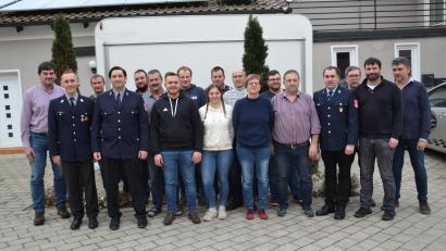 Bild: gi
Die Feuerwehr Heumaden hat einen neuen Vorsitzenden: Thomas Kleber (Vierter von links). Sein Stellvertreter ist Thomas Zielbauer (Zweiter von rechts). Dazu gratulieren Zweiter Bürgermeister Bernhard Rom und Kreisbrandmeister Thomas Kleber (Erster und Dritter von rechts).