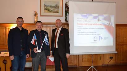 Archivbild: Schmeller-Gesellschaft/exb
Beim 8. Dialektologischen Symposium im Bayerischen Wald im Mai dieses Jahres war eine Kooperation zwischen der Philosophischen Fakultät der Westböhmischen Universität Pilsen und der Johann-Andreas-Schmeller-Gesellschaft vorgestellt worden. Im Bild (von links) Dr. Boris Blahak (Universität Pilsen) sowie Christian Ferstl und Dr. Peter Kaspar (beide Schmeller-Gesellschaft).