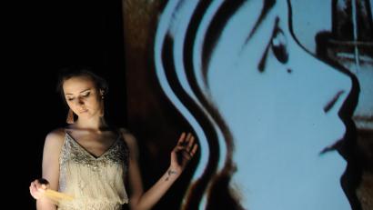 Bild: Semmel Concerts Entertainment GmbH
Irina Titova, die „Queen of Sand“, entführt ihr Publikum live und frei nach Jules Verne „In 80 Bildern um die Welt“.