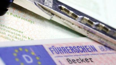 Symbolbild: Marius Becker/dpa
Führerschein und Autoschlüssel liegen auf einem Fahrzeugschein. Im Weidener Rathaus hakte es zuletzt bei der Datenübertragung zur Führerscheinproduktion.