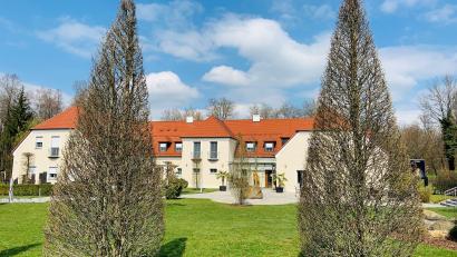 Archivbild: Stefanie Roth
Perfekt getrimmter Rasen, gepflegte Terrasse: Das Hotel Glutschaufel in Eschenbach am Rußweiher fällt vielen Besuchern auf, die daran vorbei spazieren.